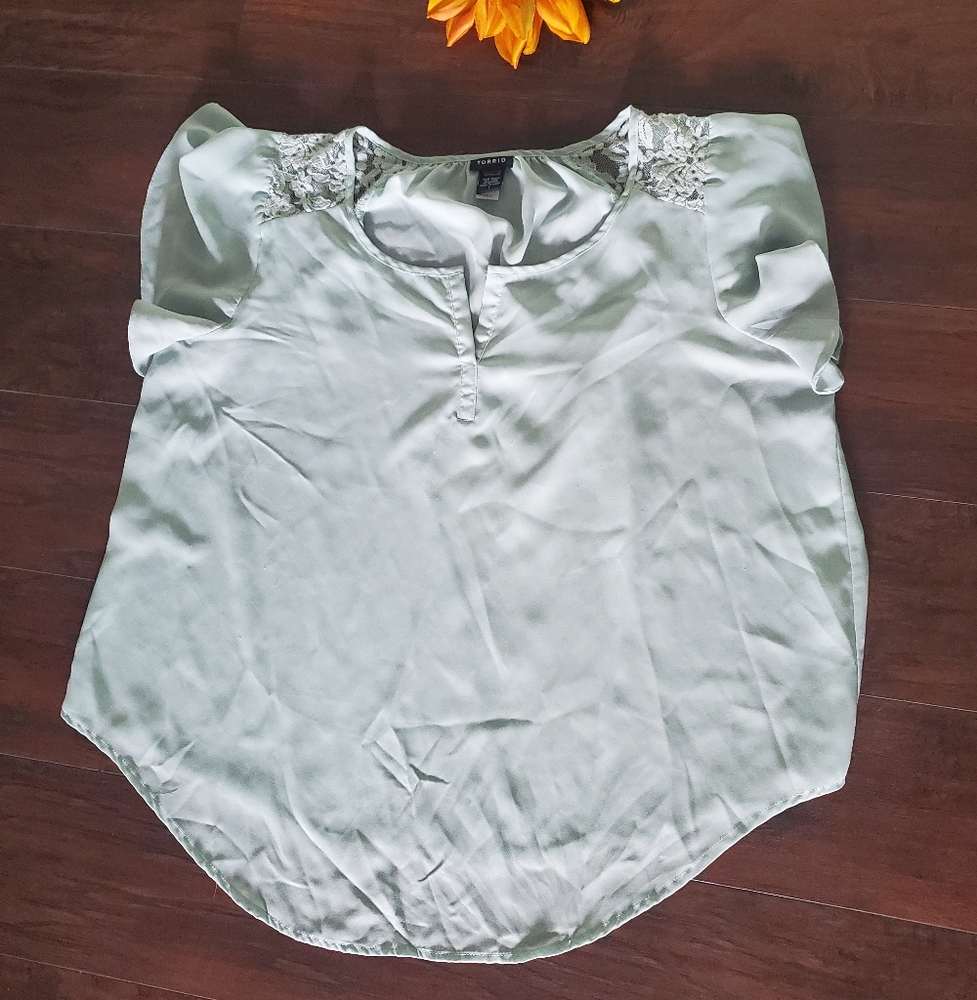 TORRID GREEN TOP - Picture 3 of 7